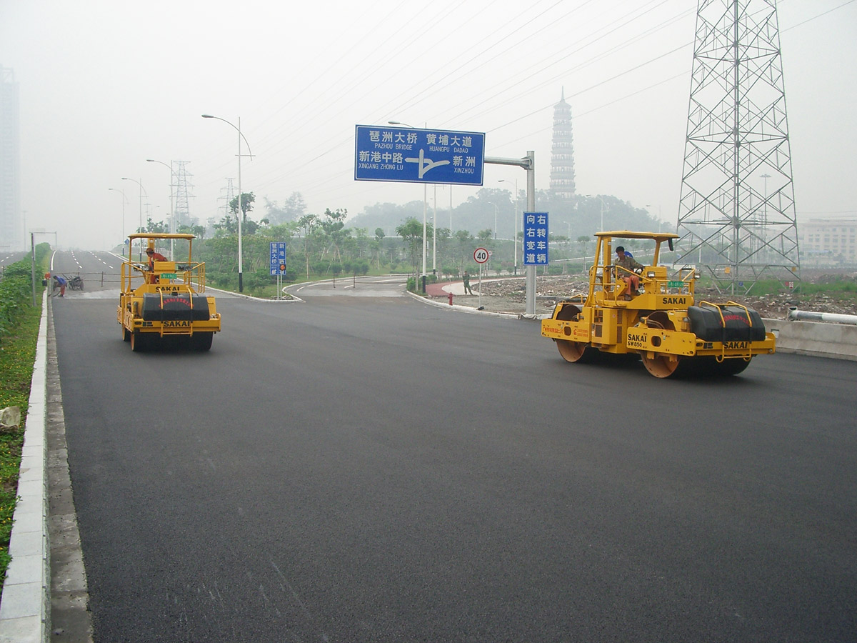 廣州市海珠區(qū)琶洲二橋?yàn)r青混凝土攤鋪