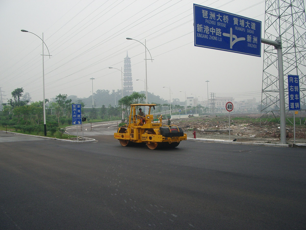 廣州市海珠區(qū)琶洲二橋?yàn)r青混凝土攤鋪